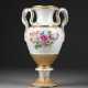 SCHLANGENHENKELVASE MIT BLUMENMALEREI Deutsch, Meissen, 19 - photo 1