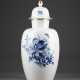 GROSSE DECKELVASE 'BLAUE BLUME' Deutsch, Meissen, 1978 Po - photo 1