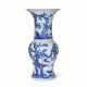 A BLUE AND WHITE `THREE FRIENDS OF WINTER` `PHOENIX TAIL` VASE - Foto 1