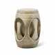 A CARVED WHITE MARBLE BARREL-FORM STOOL - Foto 1