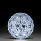 A VERY RARE SMALL BLUE AND WHITE BRACKET-LOBED DISH - фото 1