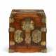 AN UNUSUAL BAITONG-MOUNTED HUANGHUALI SEAL CHEST - Foto 1