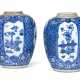 A PAIR OF BLUE AND WHITE OVOID JARS - Foto 1