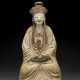A RARE LARGE PAINTED AND WHITE-GLAZED BISCUIT FIGURE OF A SEATED BODHISATTVA - Foto 1