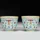 A PAIR OF FAMILLE ROSE BLUE-GROUND CUPS - Foto 1