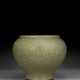 A CARVED LONGQUAN CELADON `LOTUS` JAR - Foto 1