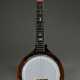 Banjo Ukulele oder sog. Banjolele, Keech, England um 1920/30, am Peghead rückseitig gestempelt "T 31", Planetary Tuners, Plastikfell, angewinkelter Resonatorboden, L 70cm, Mensur 43,5cm, Kesseldurchmesser 21,5cm, spielbereit im Koffer, Lac… - photo 1