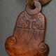 Bräunliches Jade Amulett in Glockenform mit beidseitigem Relief "Maskaron", durchbohrt, China, 9x6,4cm, Provenienz: Slg. Dr. Ernst Hauswedell/Hbg. - фото 1