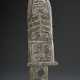 Grünbraune Jade "Ritualmesser mit Taotie-Masken" beidseitig in flachem Relief, archaischer Stil. L. 30cm - Foto 1