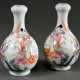Paar kleine Knoblauch Vasen mit polychromer Fencai Malerei "Vier Unsterbliche in Wellen", eisenrote 6-Zeichen Jiaqing Zhuanshu Siegelmarke, H. 19,8cm - photo 1