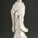 Blanc de Chine Figur "Guanyin Potalaka", auf Wellen und Lotosblüten stehende weibliche Form des Avalokiteshvara mit Ambrosiaflasche in der Hand, China, Anfang 20.Jh., H. 30,5cm - Foto 1