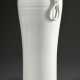 Große Blanc de Chine Vase mit geritztem Blütenfries und beweglichen Ringhenkeln an plastischen Löwenkopf-Maskarons, China, H. 31cm - photo 1