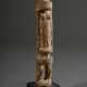 Kleine weibliche Dogon Pfahlfigur in starker Abstrahierung, Holz geschnitzt mit starker Opferpatina, Mali 1. Hälfte 20.Jh., H. 23,5/26,4cm (m. Sockel), kleine Fehlstelle - Foto 1