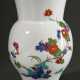 Meissen Vase mit polychromem Kakiemon Dekor und Goldrand, 20.Jh., Modellnr.: K263, Formernr.: 1, Malernr.: 468113-2, H. 26,5cm, am Fuß best., restauriert - photo 1