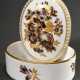 Kleine runde Meissen Deckeldose mit Blumenmalerei in Sepiamalerei und Gold, 20.Jh., Malernr.: 1316b-4, H. 4,5cm - фото 1