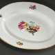 Ovale Marcolini Meissen Platte mit polychromer Malerei „Blumen“, 18.Jh., nummeriert "4", Ritznr.: 3Y 2., 34,5x27cm, Goldrand berieben - photo 1