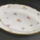 Ovale Meissen Platte mit „Streublümchen“, polychrom staffiert mit Goldrand, 19.Jh., Modellnr.: 146, 48x33,5cm, Klebereste - photo 1