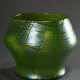 Niedrige Loetz Wwe. Vase mit geometrischem Korpus und grün-blau irisierendem "Crete Pampas" Dekor, H. 12,7cm, Abriss ausgeschliffen, Standfläche berieben - фото 1