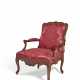 A FRENCH BEECHWOOD FAUTEUIL - Foto 1