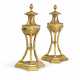 A PAIR OF EMPIRE ORMOLU CASSOLETTES - Foto 1