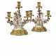 A PAIR OF LOUIS XVI ORMOLU-MOUNTED MEISSEN AND FRENCH PORCELAIN THREE-LIGHT CANDELABRA - Foto 1