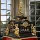A MONUMENTAL ORMOLU-MOUNTED HARDSTONE CABINET ON STAND - Foto 1