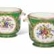 A PAIR OF SEVRES PORCELAIN GREEN-GROUND BOTTLE COOLERS (SEAUX A BOUTEILLE) - Foto 1