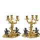 A PAIR OF LOUIS XV PATINATED-BRONZE AND ORMOLU THREE-LIGHT CANDELABRA - Foto 1