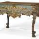 A GERMAN BLUE-PAINTED AND PARCEL-GILT CENTER TABLE - Foto 1