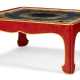 A VERRE EGLOMISE AND SIMULATED HARDSTONE LOW TABLE - Foto 1