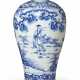 A CHINESE BLUE AND WHITE PORCELAIN `WINDSWEPT` VASE, MEIPING - Foto 1