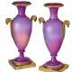 A PAIR OF CHARLES X ORMOLU-MOUNTED `GORGE DE PIGEON` OPALINE GLASS VSES - Foto 1
