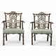 A PAIR OF EARLY GEORGE III BLACK AND GILT-JAPANNED ARMCHAIRS - Foto 1