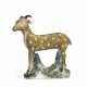 A CHINESE EXPORT PORCELAIN SPOTTED DEER - Foto 1