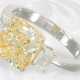 Wertvoller neuwertiger Diamantring mit einem grün-gelben Fancy-Diamanten von 4,02ct und 2 weißen Emerald-Cut Diamanten, GIA-Report - photo 1