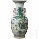 Monumentale Famille-rose-Vase mit "Hundert-Hirsche-Dekor", späte Qing-Dynastie oder frühe Republik, spätes 19. - frühes 20. Jhdt. - фото 1