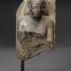AN EGYPTIAN GRANITE PORTRAIT BUST OF A MAN - Foto 1
