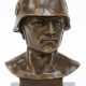 Figur "Büste eines Soldaten mit Helm", Bronze braun patiniert, sign. Fisher, auf schwarzer Steinplinthe datiert "Berlin 1945", Ges.-H. 14,5 cm - Foto 1