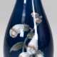 Vase, Bing & Gröndahl, Nr. 8757/505, gebauchte Form, Blumendekor auf blauem Grund, H. 27 cm - Foto 1