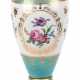 Deckel-Vase, Porzellan, um 1920, polychrome Blumenmalerei und Goldstaffage, verschraubter Fuß und Korpus, Gold min. berieben, Gebrauchspuren, H. 55 cm - фото 1