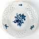 Meissen-Korbrandteller, Blaue Blume mit Insekt, Rand min. best., Dm. 15,5 cm - фото 1