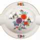 Meissen-Aschenbecher mit 2 Ablagen, Bunte indische Blumenmalerei mit Goldrand und Goldstaffage, 1. Wahl, L. 14 cm - photo 1