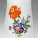 Meissen-Vase, Bunte Blume 3 mit Goldrändern, blaue Schwertermarke mit 2 Schleifstrichen, H. 10,8 cm - Foto 1