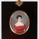 Miniatur "Porträt einer Dame im roten Kleid", 19. Jh., hinter gewölbtem Glas, im schwarzen Rahmen (Gebrauchspuren), ges. 13,3x11,5 cm - photo 1