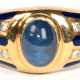 Fabergé-Ring, 750er GG, mit kornblumenblauem, ovalem Saphir-Cabochon, beidseitig flankiert von je 8 Brillanten und blauen Emailsträngen, ges. 5,6 g, RG 63 - фото 1