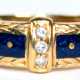 Fabergé-Ring, 750er GG, Schauseite z.T. blau emailliert, mittig 3 übereinander angeordnete Brillanten, Schienenränder z.T. reliefiert, ges. 6,6 g, RG 55 - фото 1