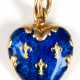 Fabergé-Herz, 750er GG, punziert, blau emailliert, dekoriert mit 3 goldenen Bourbonen-Lilien, in geschweifter Goldrahmung, L. mit Öse 2,5 cm - фото 1