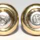 Ohrstecker, 585er GG/WG, je mit 1 Brillanten von ca. 0,05 ct. in Zargenfassung, 1 Stecker 333er GG, ges. 3,4 g, Dm. 9 mm - фото 1