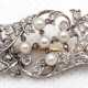 Brosche, Platin/GG, verschlungene durchbrochene Form mit Diamanten und 5 kleinen Perlen besetzt, ges. 9,5 g, L. 4,3 cm - фото 1