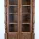 Bücherschrank, Eiche, um 1880, 2 Türen im oberen Bereich verglast, seitlich Halbsäulen, innen 5 Einlegeböden, 203x122x50 cm - photo 1